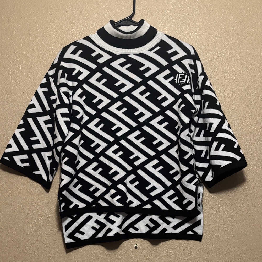 Monogram Black and White Crewneck Sweater. ((((( DOES NOT HAVE TAGA ))))